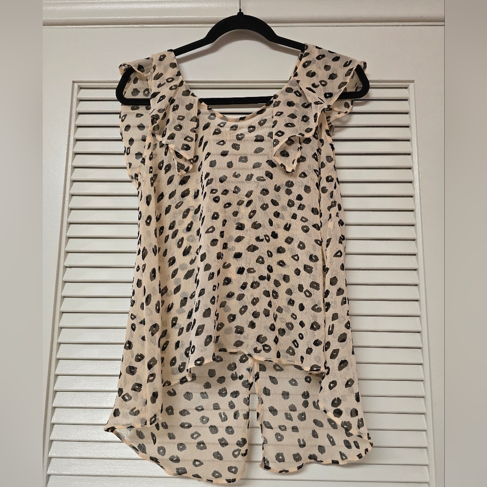BCBGeneration - Animal Print Lightweight Sheer Sleeveless Ruffle Top W Back Slit